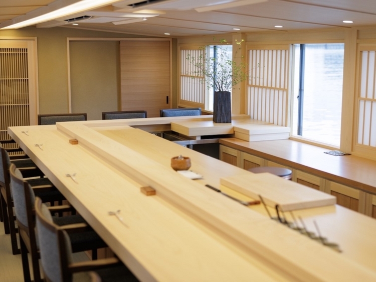 屋形船「鮨おりがみ」の船内カウンター