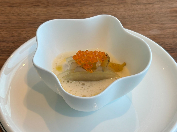 【Dining33】の前菜『北海道函館産 真つぶ貝と冬瓜のミルフィユ仕立て コンソメテール・エ・メール』