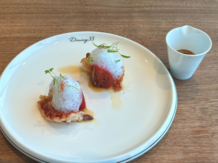 【Dining33】の魚料理『オマール海老のボワレ フルーツトマト ソースシヴェ』※写真は２名分 