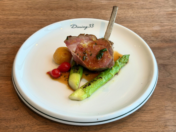 【Dining33】の肉料理『ニュージーランド産キャレダニョーのロティ ハーブとレモンの香り』※写真は１名分