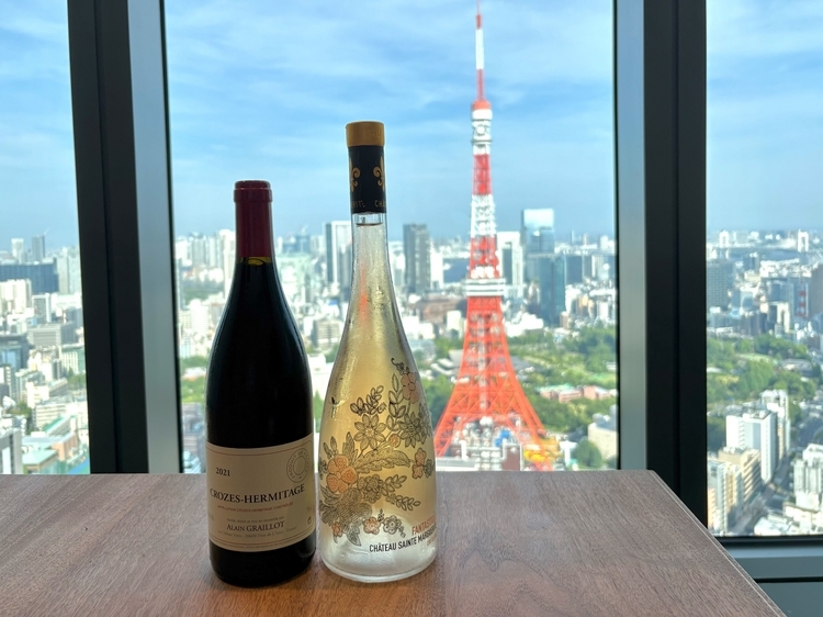 真つぶ貝の前菜に合わせた「セント マルガリート ファンタスティック ロゼ」（右）。子羊の料理には「ドメーヌ アラン グライヨ クローズ エルミタージュ ルージュ 2021」（左）を
