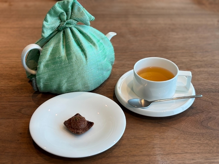 プティフール『タルトショコラ』、お茶『2025新茶春摘み 瑞々しさ香る マカイバリ茶園ダージリンのファーストフラッシュ』