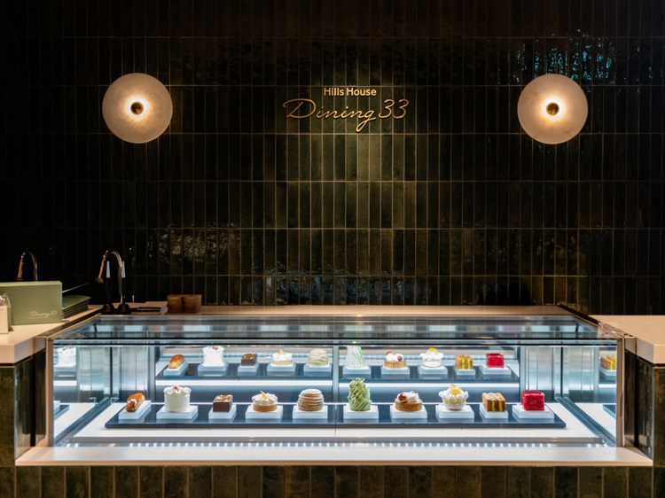 【Dining 33 Pâtisserie à la maison】の華やかなショーケース