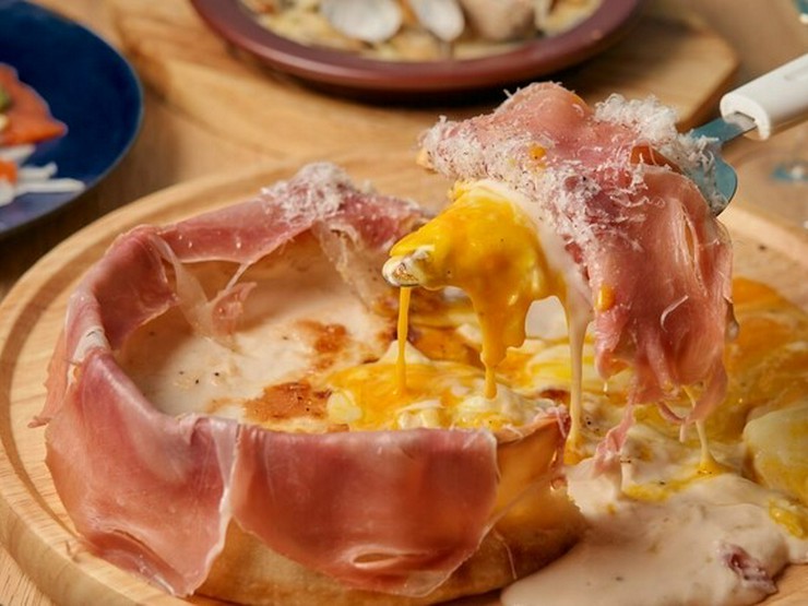 チーズプラス PIZZA＆GRILL 天王寺の生ハム温玉シカゴピザ