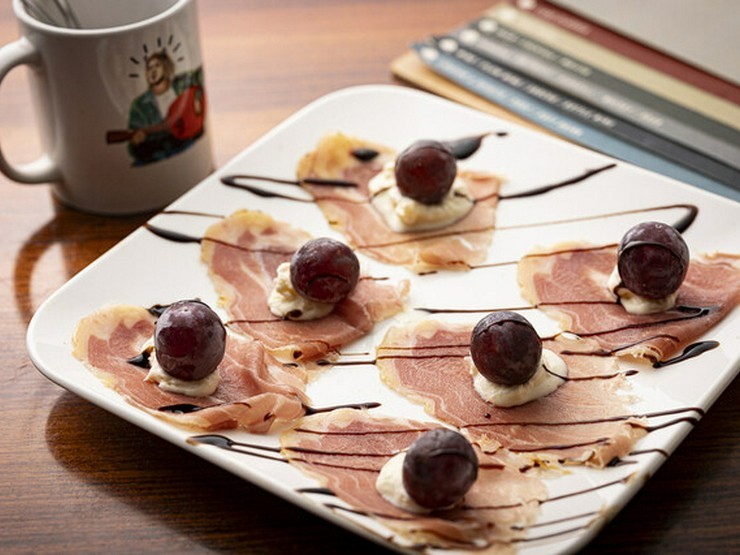 Bar　ラウンジ　堀江卓球部の季節のフルーツとクリームチーズと生ハム