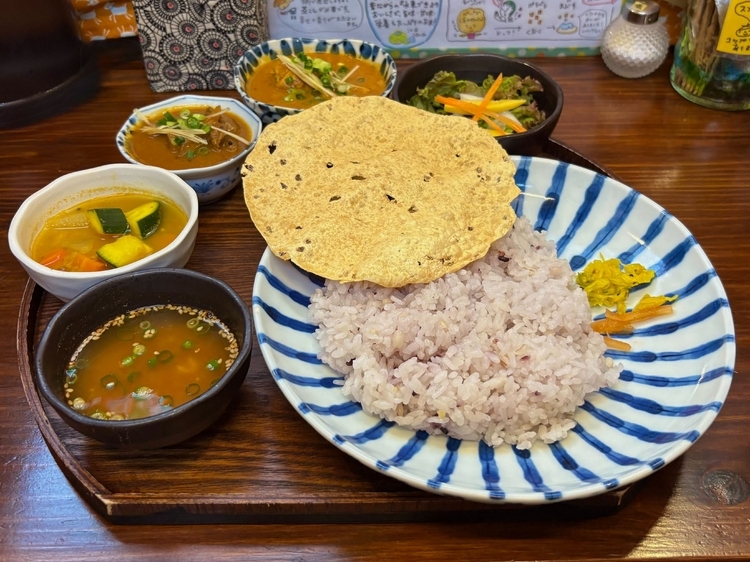 【月と亀】の『チキンカレー定食』