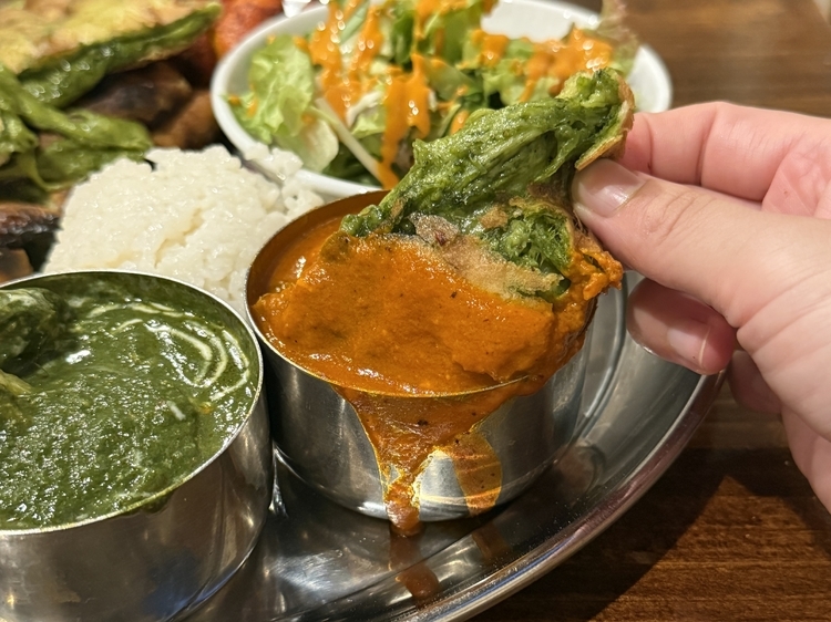 【アジアンダイニング　ヤミー】のバターチキンカレーと抹茶チーズナン
