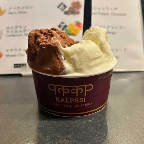 【Curry Spice Gelateria KALPASI（カルパシ）下北沢店】の「花椒ショコラーデ」と「カルダモンマスカルポーネラッシー」