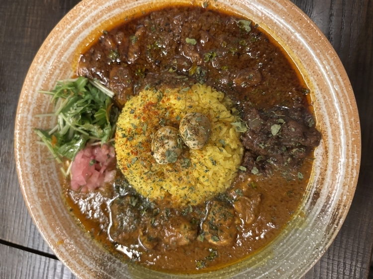 【スパイスカレー6時間】のレギュラーメニューが大集合した一皿『3種プレート』 1,780円 に『うずらのスパイス漬け』 180円をトッピング