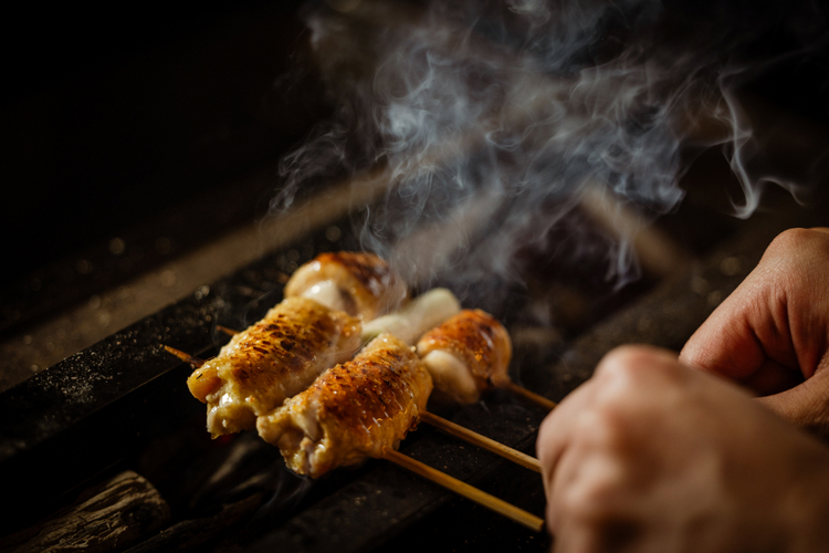 焼き鳥を焼いているカット