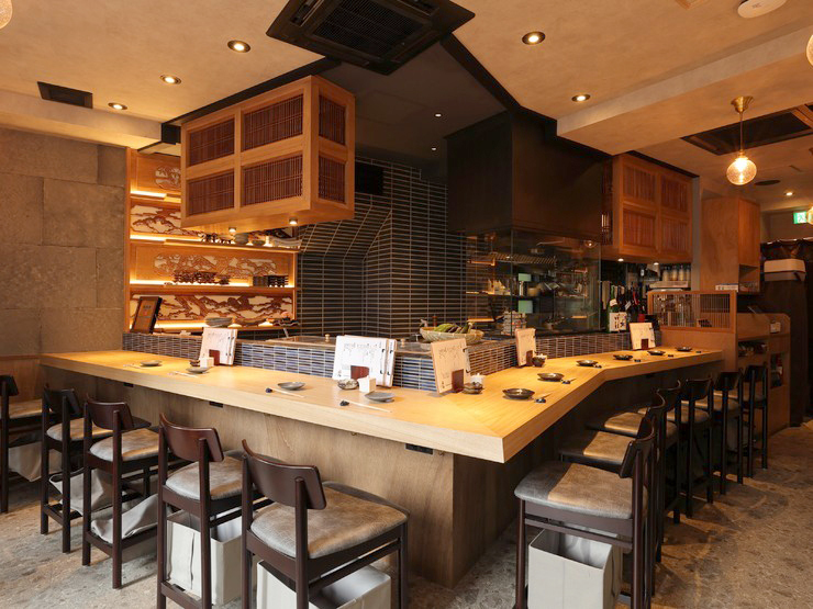 寿し・炭火・酒　酒都の店内