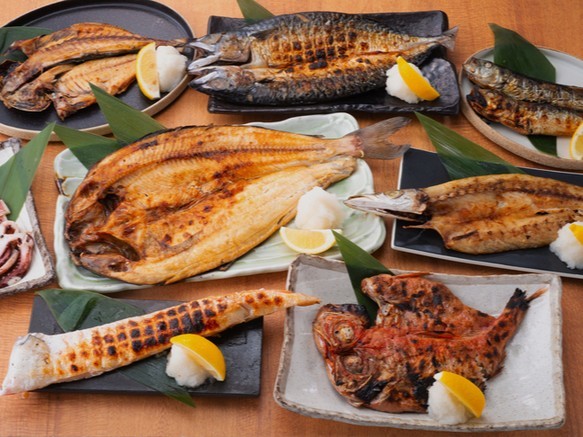 希少なブランド干物「伴助」をはじめ、全国から厳選した極上の干物。炭火特有の香ばしさが、日本酒や焼酎の味をより一層引き立てます