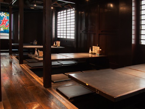 木の温もりに包まれた落ち着いた店内。少人数から最大40名まで対応可能な掘りごたつ席もあり、幅広いシーンで重宝する一軒です