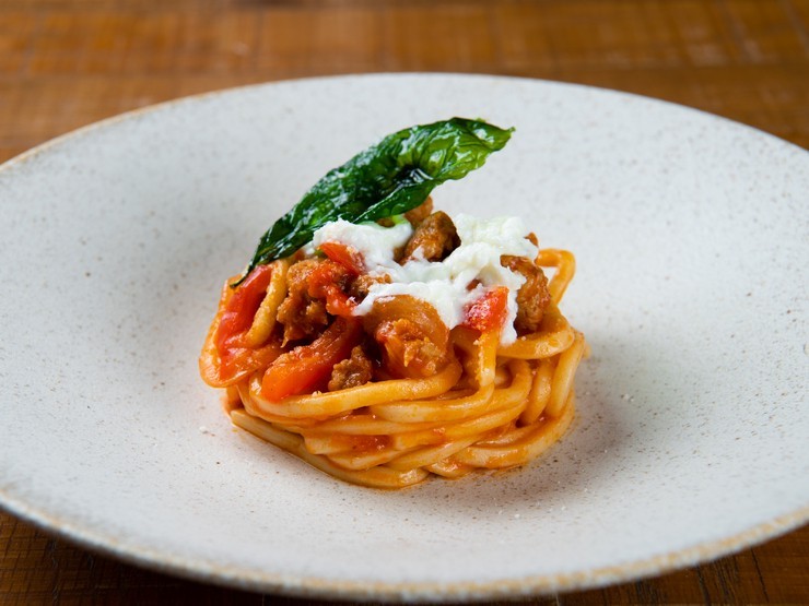 ALBAROSSAのサルシッチャとパプリカのソースのキタッラ