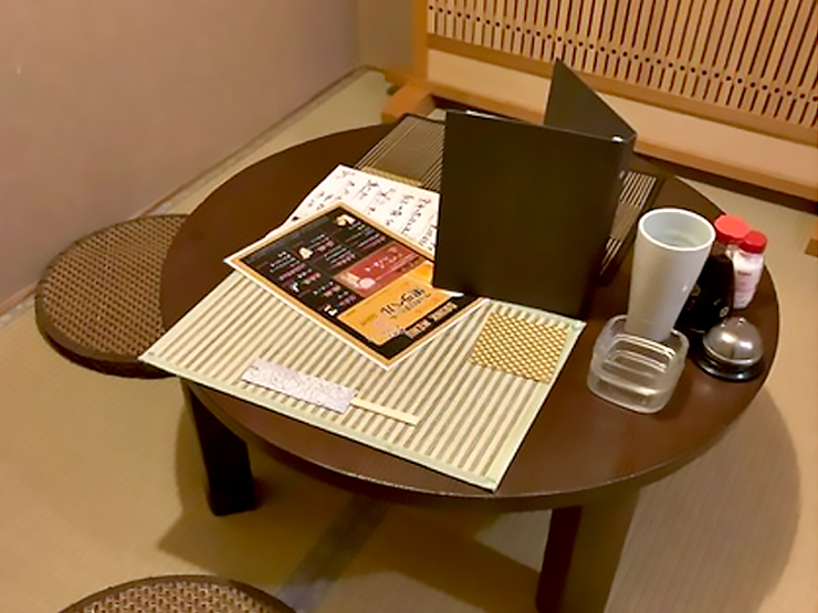 本格炭火焼とりとさかな ゆうまの店内