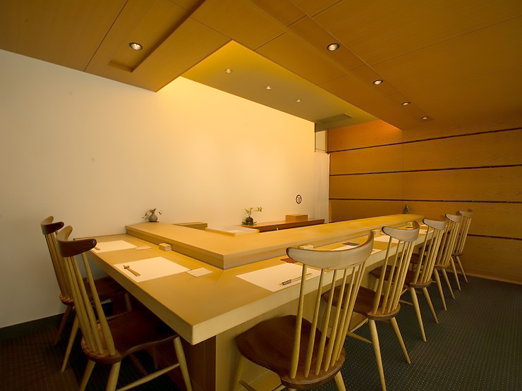 樹齢300年のいちょうの一枚板を使用したカウンター席