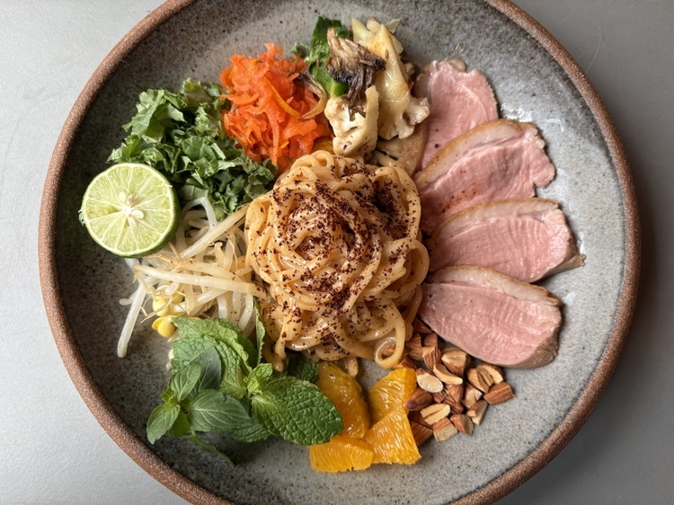 『塩鴨と香味野菜のまぜ麺（ベトナム風）』
