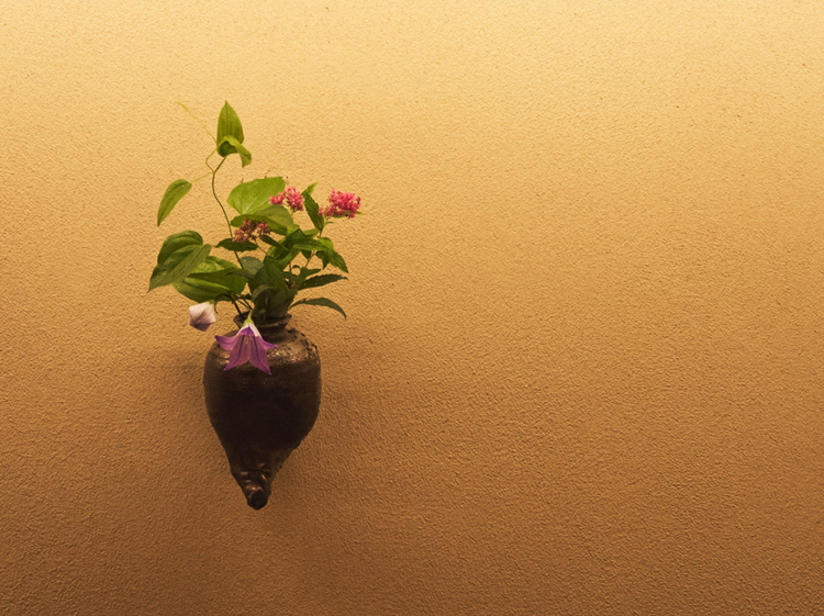 茶室に生けるような自然の情景を映す茶花を意識しながら物江さん自ら生けている