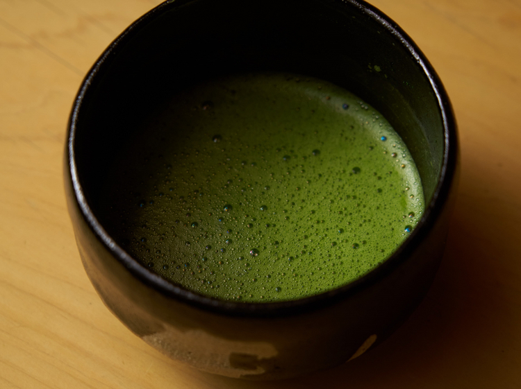 店名にちなみ「虎」にまつわる絵柄の抹茶茶碗をコレクションしている