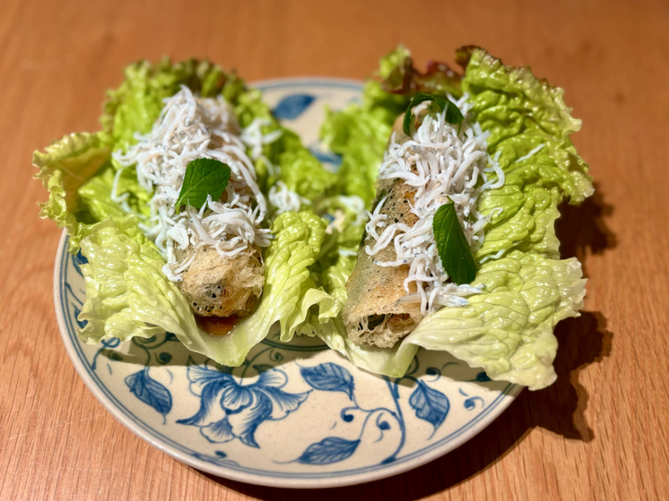 『とうもろこしとシラスの揚げ春巻き 焦がしバターとタマリンドのソース』
