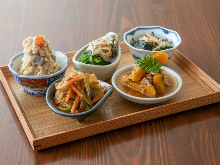 京都 西木屋町の高瀬川沿いにある おばんざいと純洋食 アイサニ の おばんざい盛り合わせ。