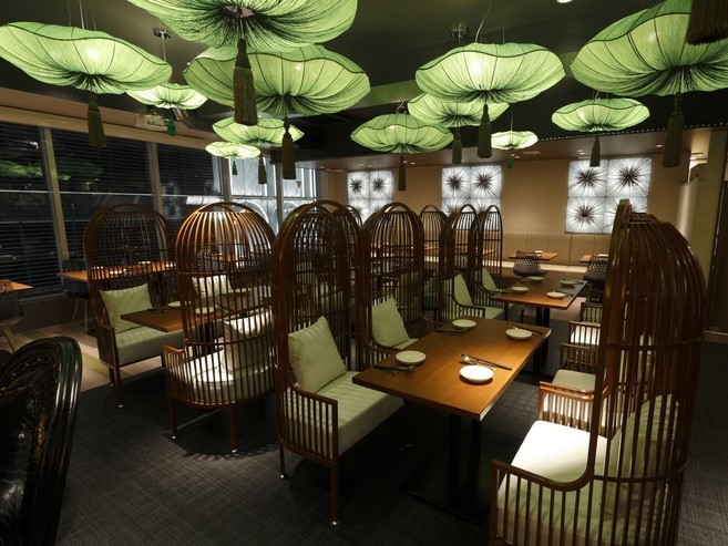 美しく華やかな店内