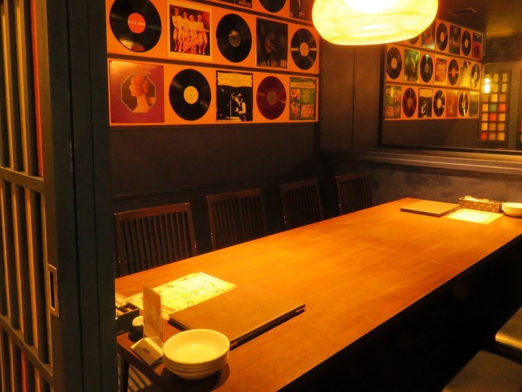 原価ビストロチーズプラス京都駅タワー前の店内