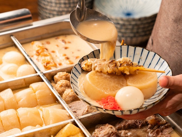 濃厚な豚骨スープがベースのおでん