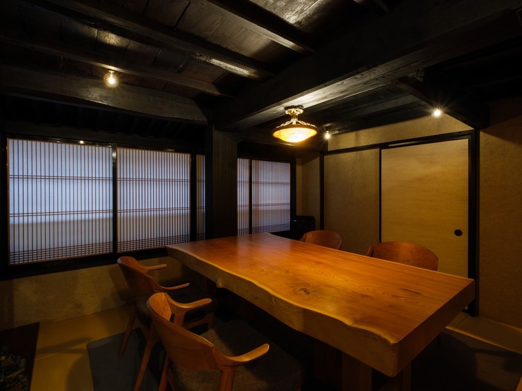 町屋の歴史と趣が、深い落ち着きと格式を感じさせる店内