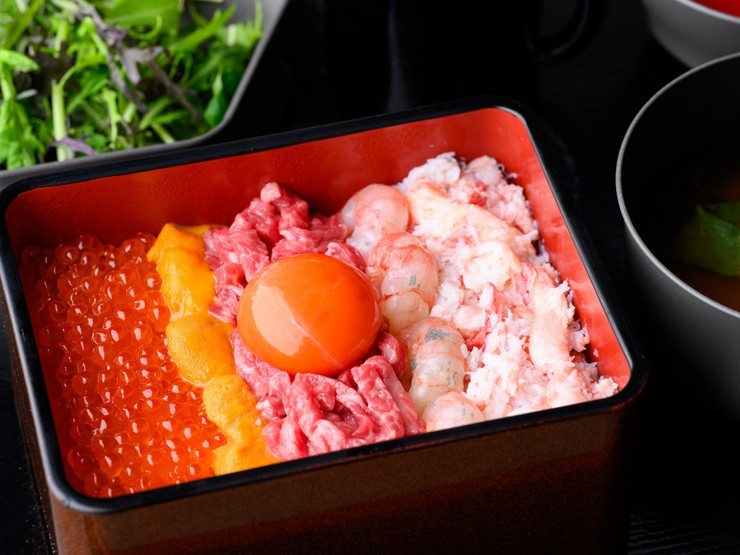 金沢らしい取り合わせが魅力の『能登牛プレミアム肉重海鮮玉手箱』