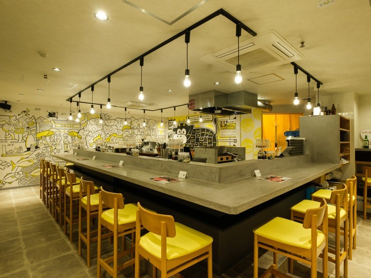 常連客から観光客まで幅広いゲストが集まる店内