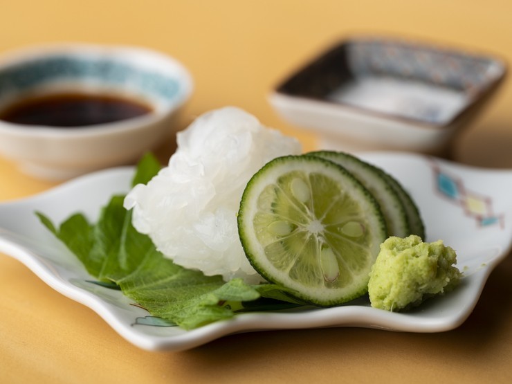旬の天然魚など、店主が厳選した新鮮な素材を使用した『刺身』