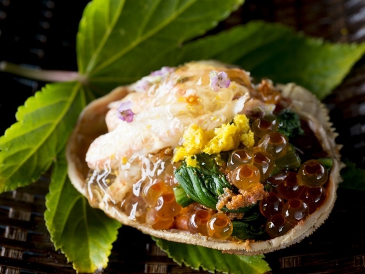 コース料理の一例『香箱蟹の土佐酢ジュレ掛け』