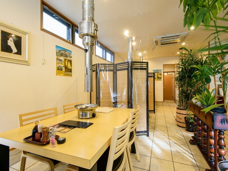 明るい店内に、ゆったりと配置されているテーブル席