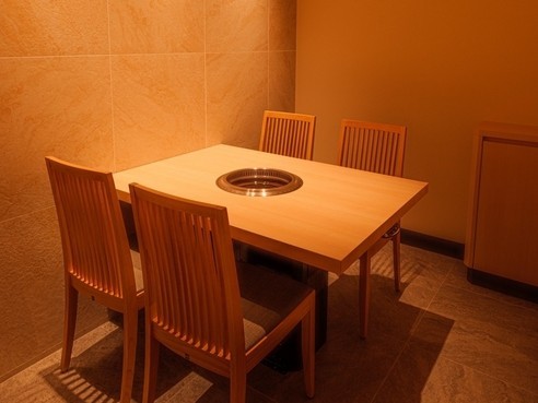 プライベートを守る、全席4～6名様の完全個室