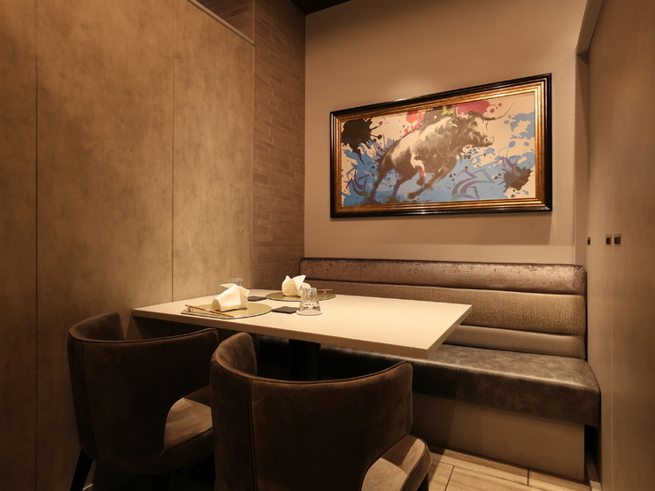 肉割烹　重㐂　新日本橋の店内