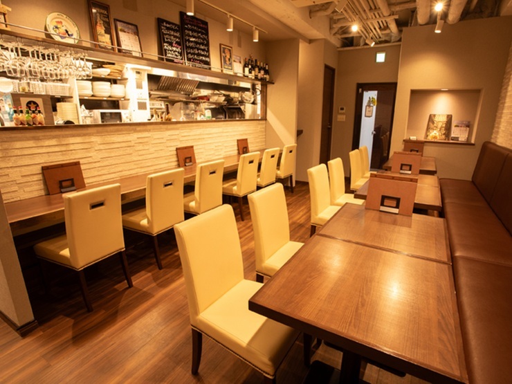 暖色系の照明が温かみを感じさせる店内