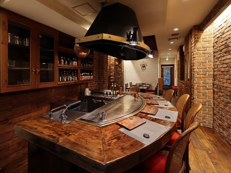 鉄板焼 六本木P.T.T.の内観