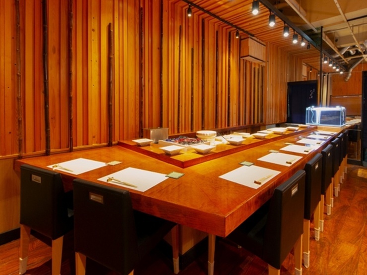 鮨　赤酢　たかやまの内観