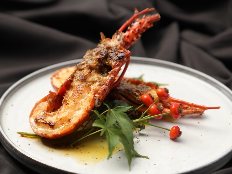 『国産伊勢海老の鉄板焼き』は伊勢海老の旨みを丸ごと味わえる一皿