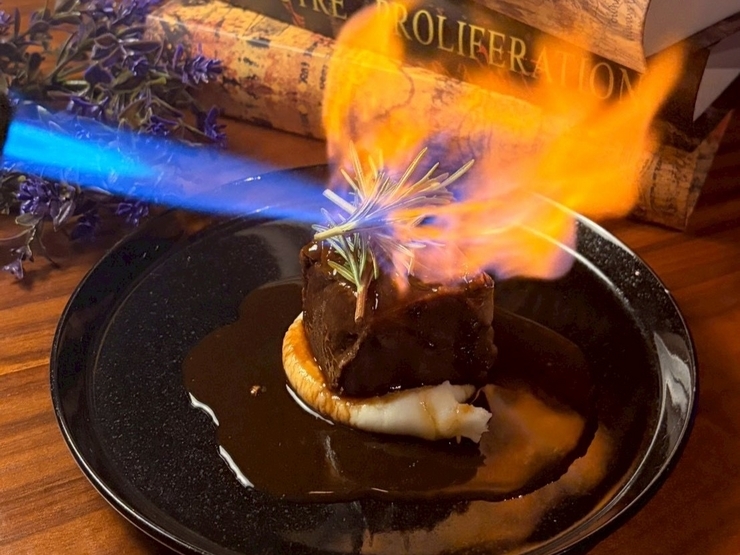 炎の演出が香りを引き立てる絶品『牛ホホ肉の赤ワイン煮込み』