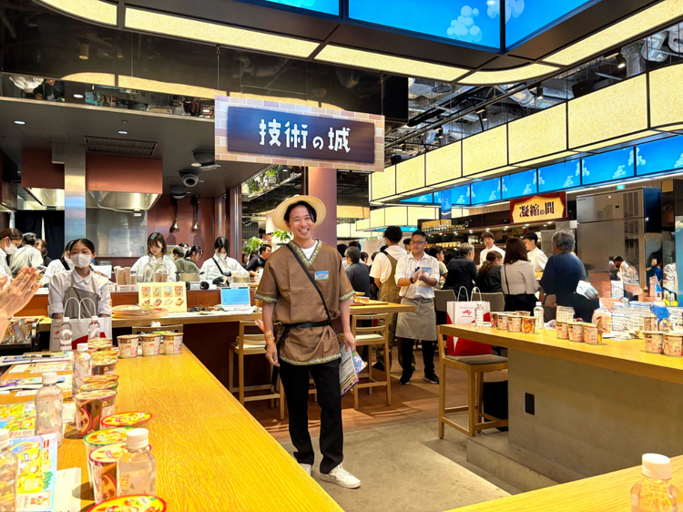 新商品や新メニューの試食と開発者からの解説を聞きます