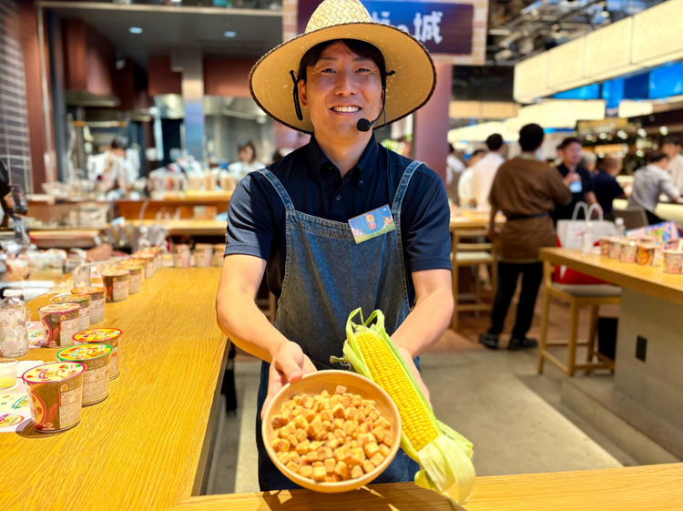 北海道の自社契約農場で栽培された「スーパースイートコーン」を甘さがピークに達した段階で収穫し、24時間以内にパウダー化
