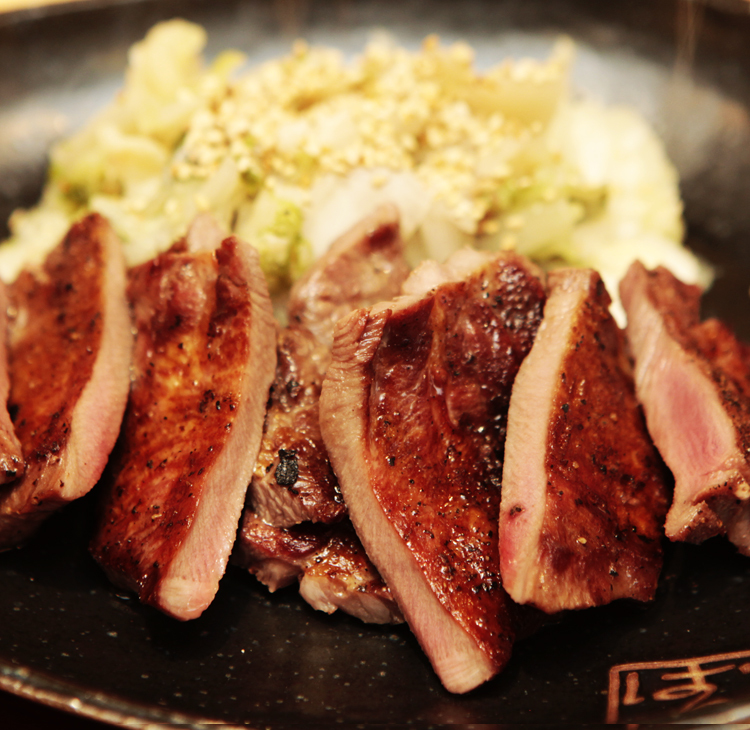 焼く、茹でる、煮込む。多彩な調理法で魅せる、東京の名店仕込みの牛タン尽くしが評判