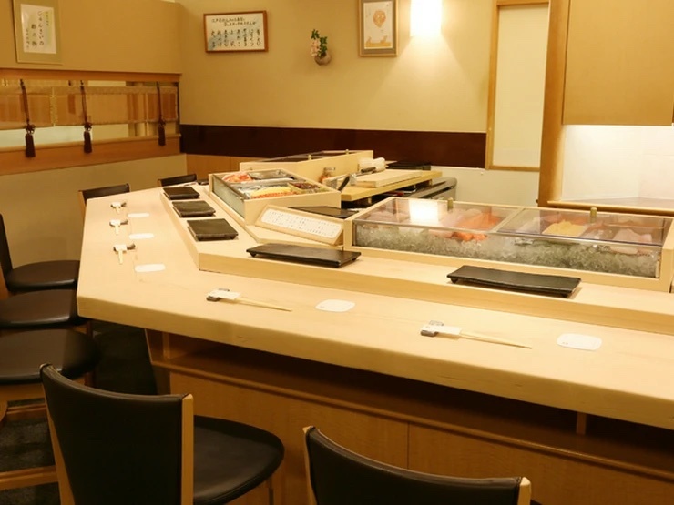 すし善　大丸店の内観