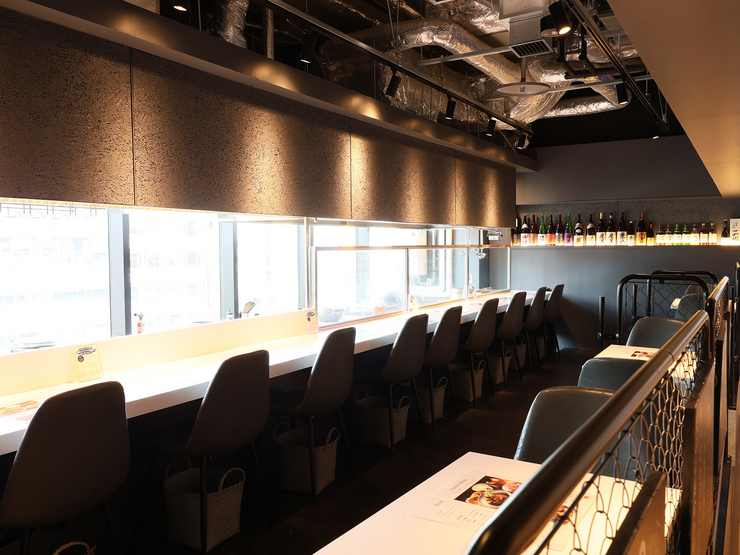 目の前で仕上がる臨場感が楽しいカウンター席