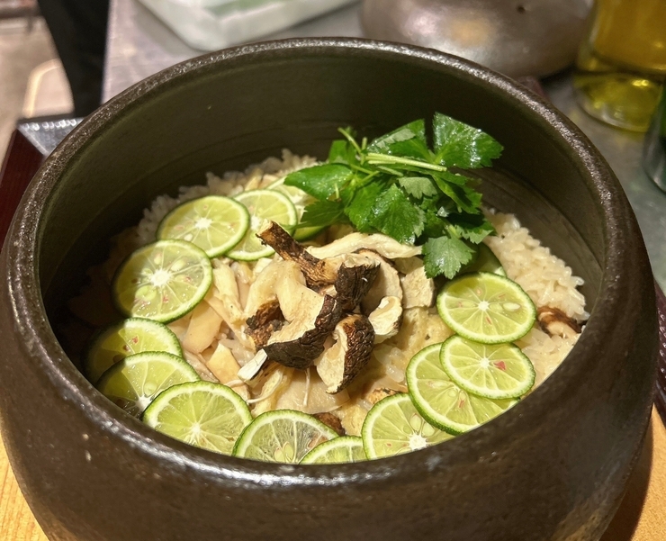 旬の食材を使った名物メニュー『土鍋炊き御飯』