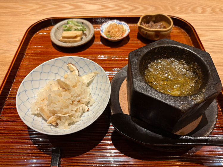 和牛のしぐれ煮や蟹ちりめん山椒などご飯のお供も豊富。先ほどの肝ソースを取っておいたので、ご飯と合わせてリゾット風にも楽しめました