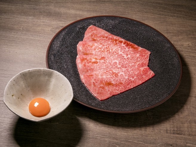 【焼肉うしごろ 銀座並木通り店】の『ザブトンのすき焼き　徳島県産あわそだちと一口ご飯を添えて』