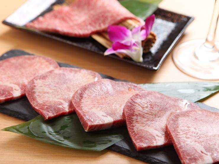 最高品質の上質な牛タンに秘伝の味付けをした『上塩タン』